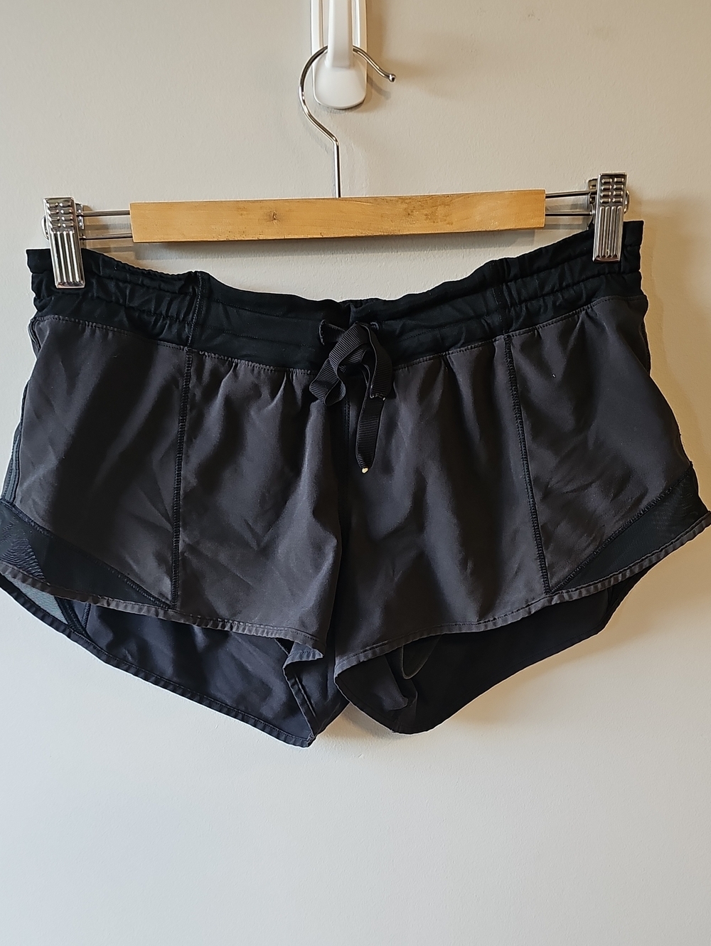 lululemon athletica Black Size 4 Linered Athletic Shorts